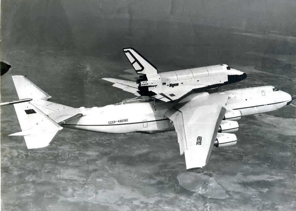 安-225背负“暴风雪”号飞行 1989年安-225背负“暴风雪”号飞行
